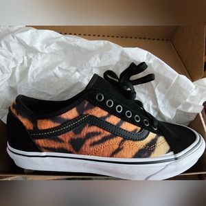 Mens 7.5 /Women's 9 Vans